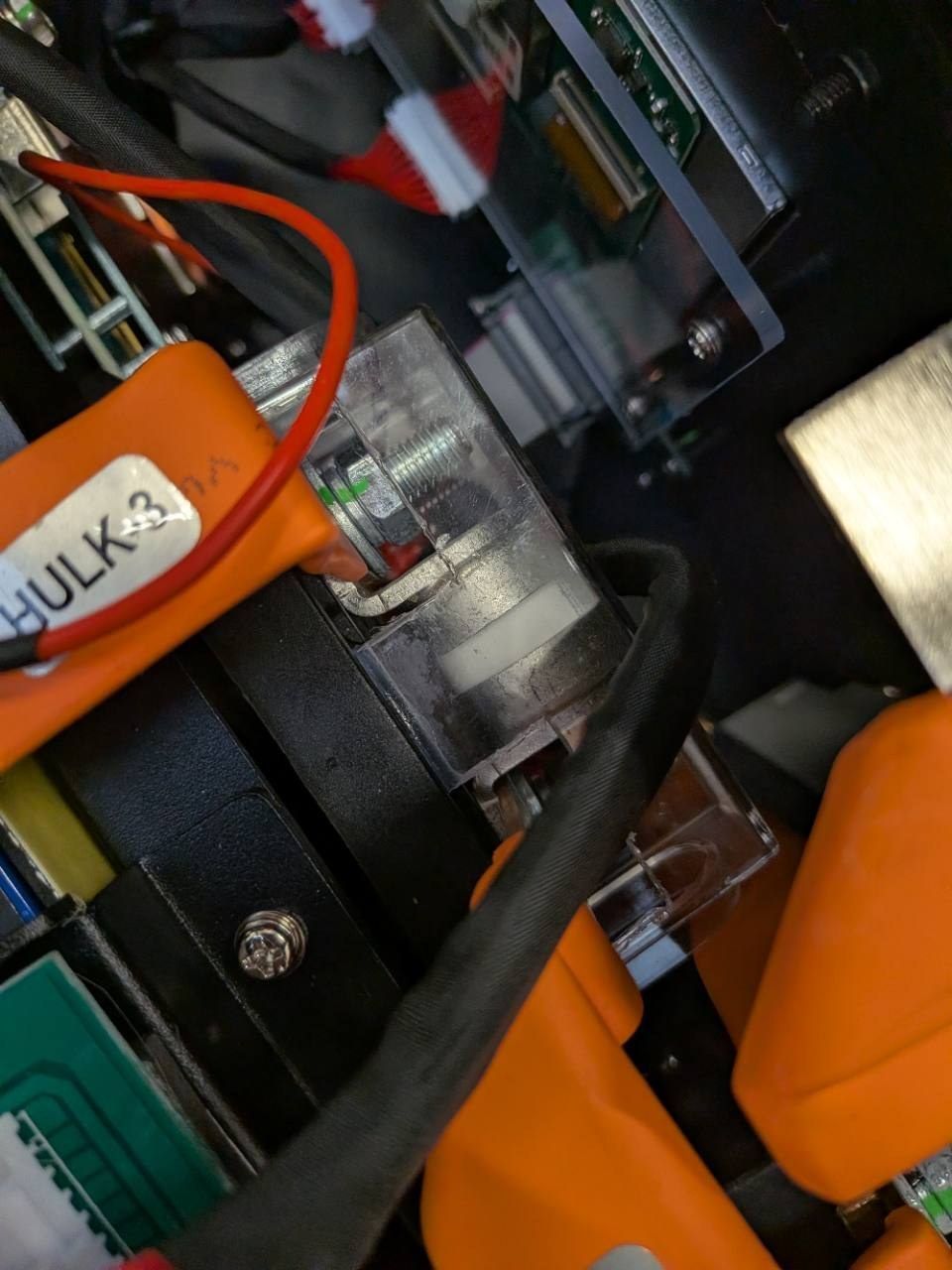 Class T-zekering met beschermkap en bekabeling in een AccuBunker-batterijpakket