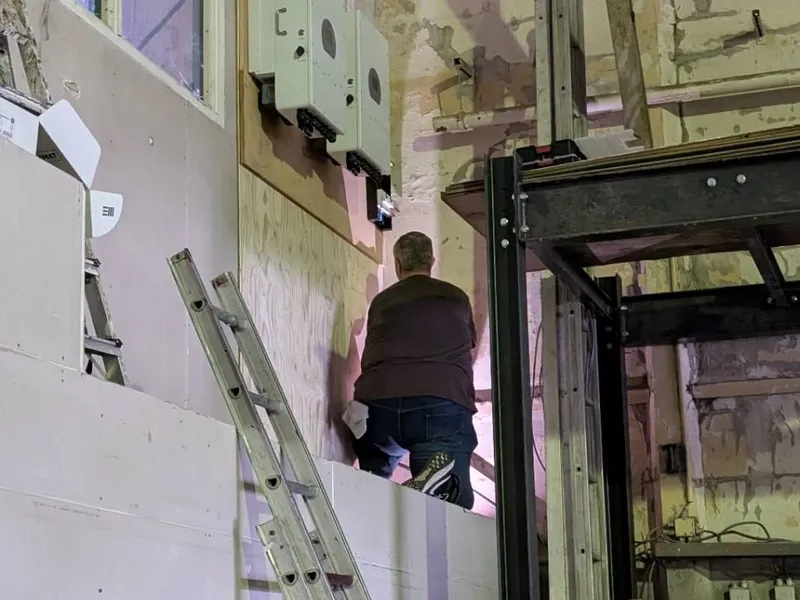 Twee Deye-omvormers tijdens de installatie in het historische pand van Gebouw16 in Hengelo