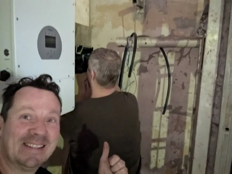 Installatiewerk bij een Deye-omvormer in Gebouw16
