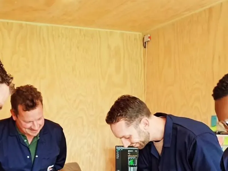 Deelnemers werken samen aan de werktafel tijdens een workshop thuisbatterij bouwen bij AccuBunker.